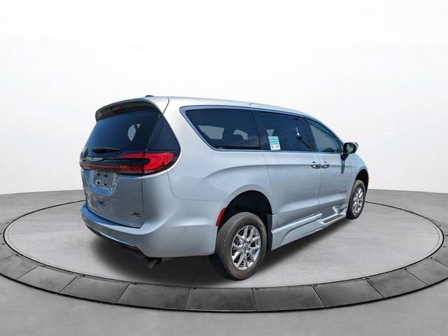 Used 2023 Chrysler Pacifica Touring-L FWD image 6