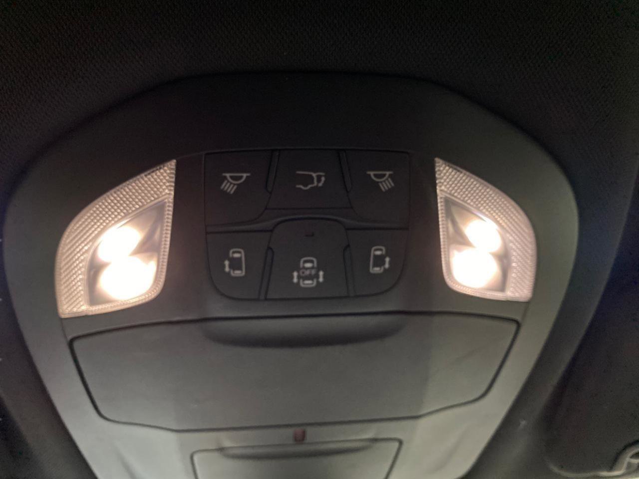 Used 2018 Chrysler Pacifica Touring-L w/ Premium Audio Group FWD image 17