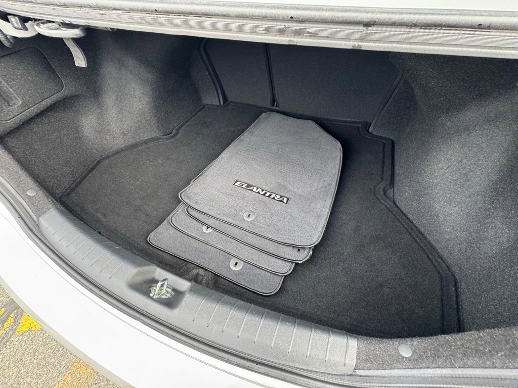 Used 2017 Hyundai Elantra SE FWD image 32
