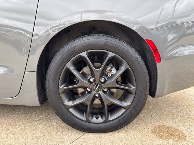 Used 2021 Chrysler Pacifica Touring w/ S Appearance Package FWD image 11