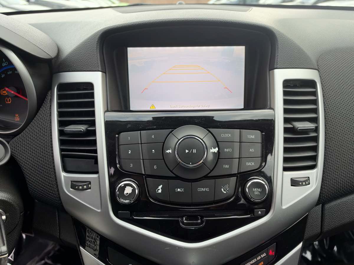 Used 2016 Chevrolet Cruze LT w/ Technology Package FWD image 17