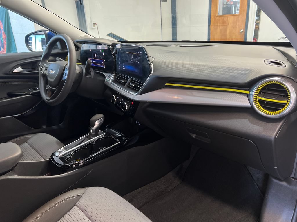Used 2024 Chevrolet Trax LT FWD image 36