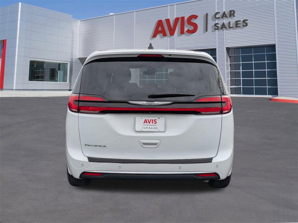 Used 2023 Chrysler Pacifica Touring image 6