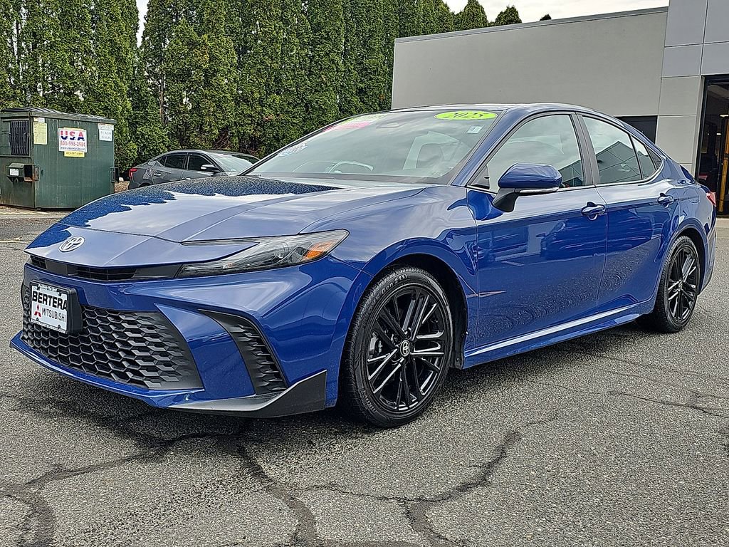 Used 2025 Toyota Camry SE image 3