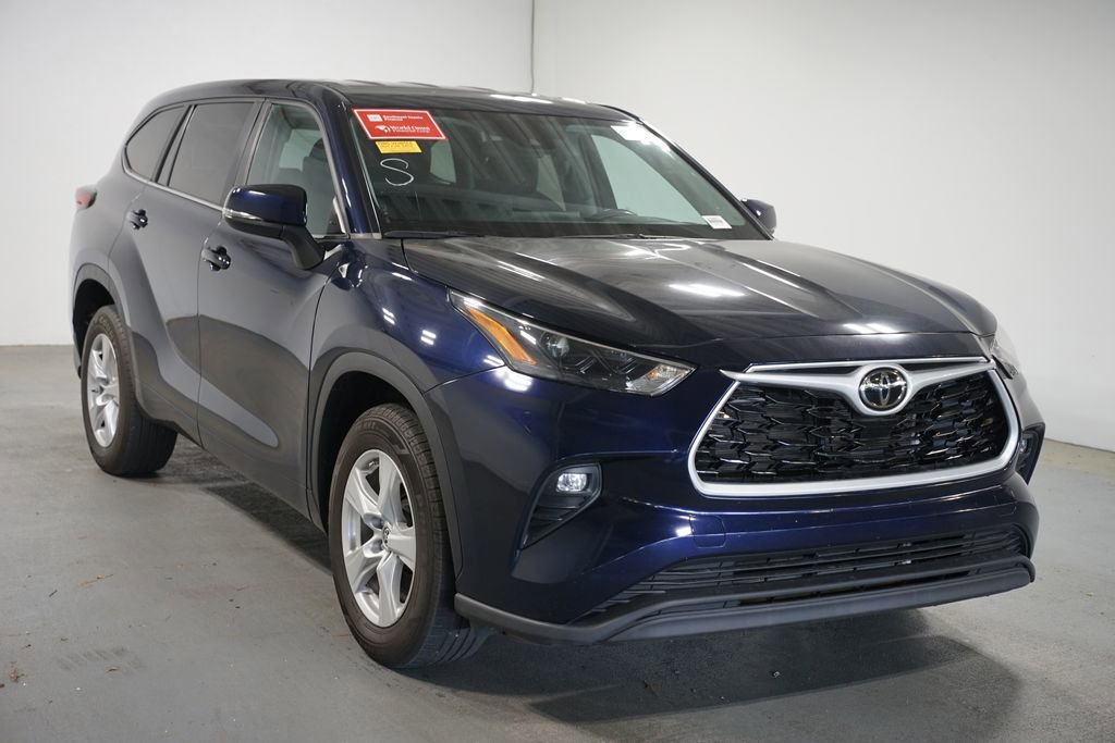 Used 2023 Toyota Highlander LE FWD image 3