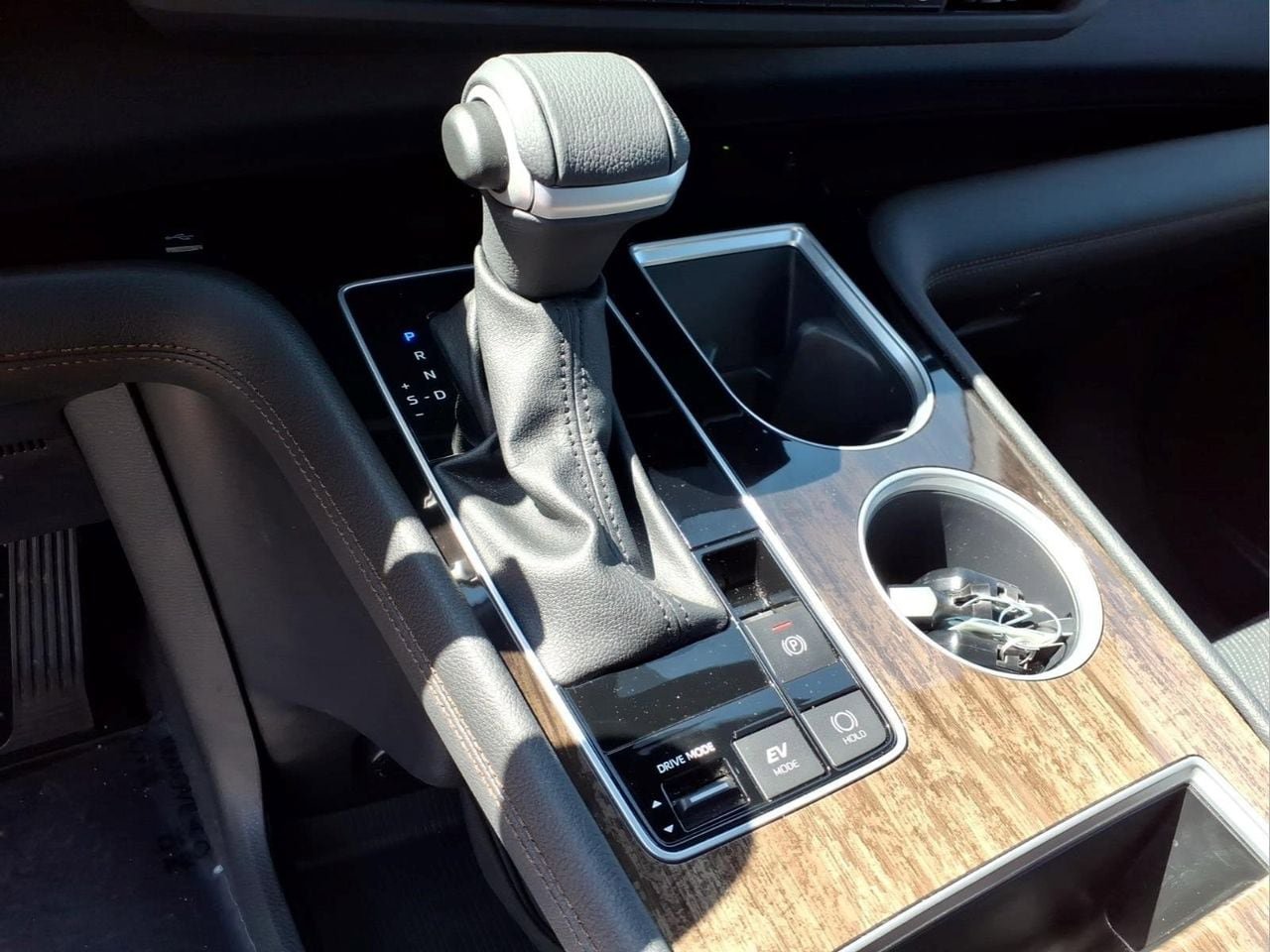Used 2025 Toyota Sienna Platinum FWD image 27