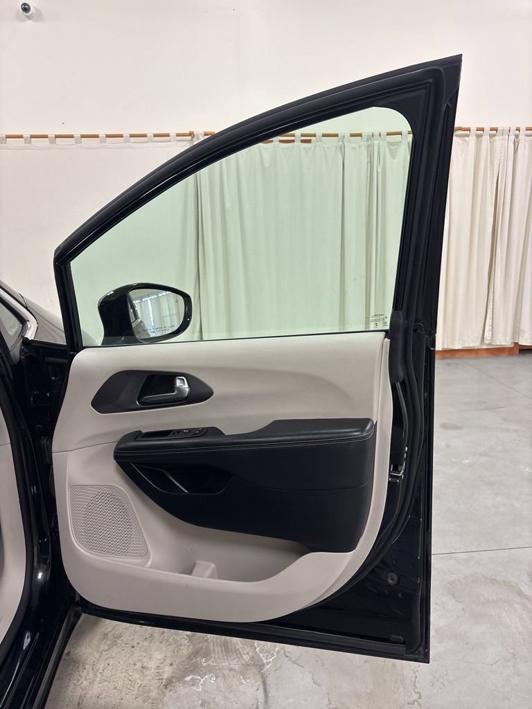 Used 2024 Chrysler Pacifica Touring-L FWD image 32