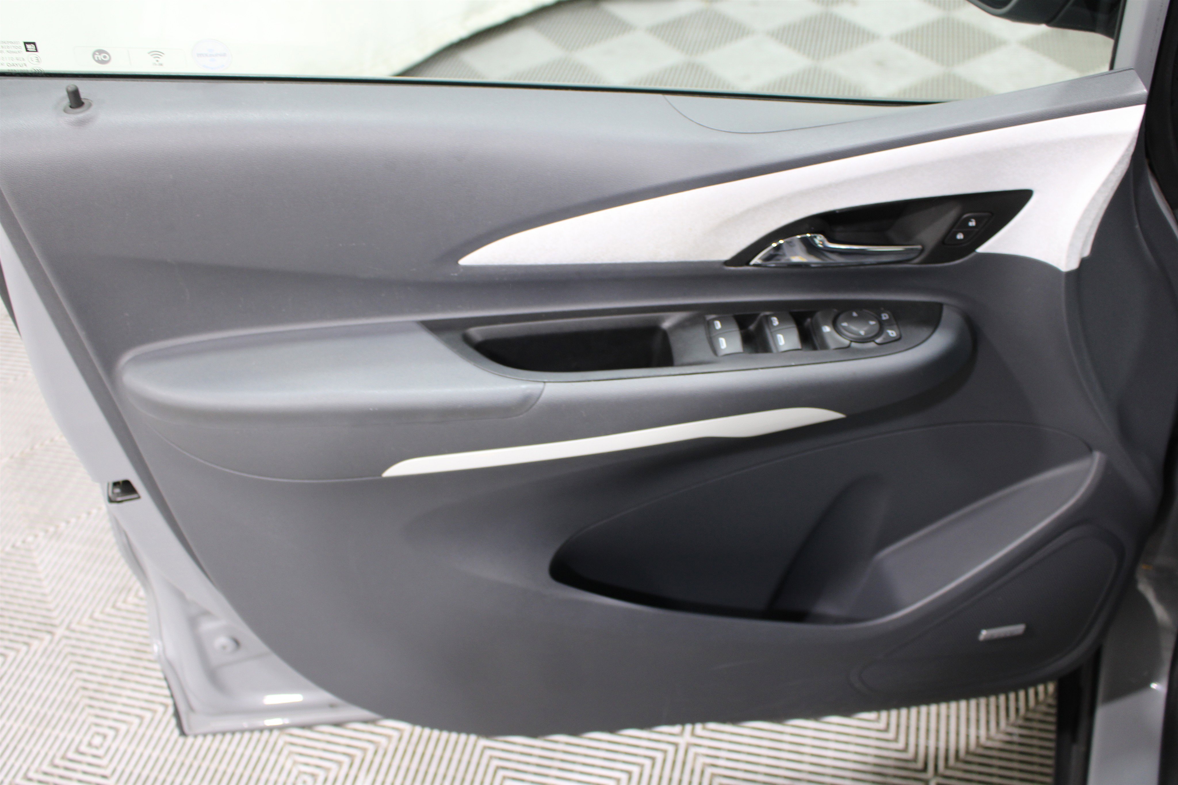 Used 2020 Chevrolet Bolt Premier w/ Infotainment Package FWD image 6