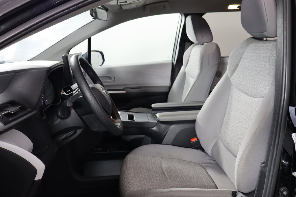 Used 2025 Toyota Sienna LE FWD image 10