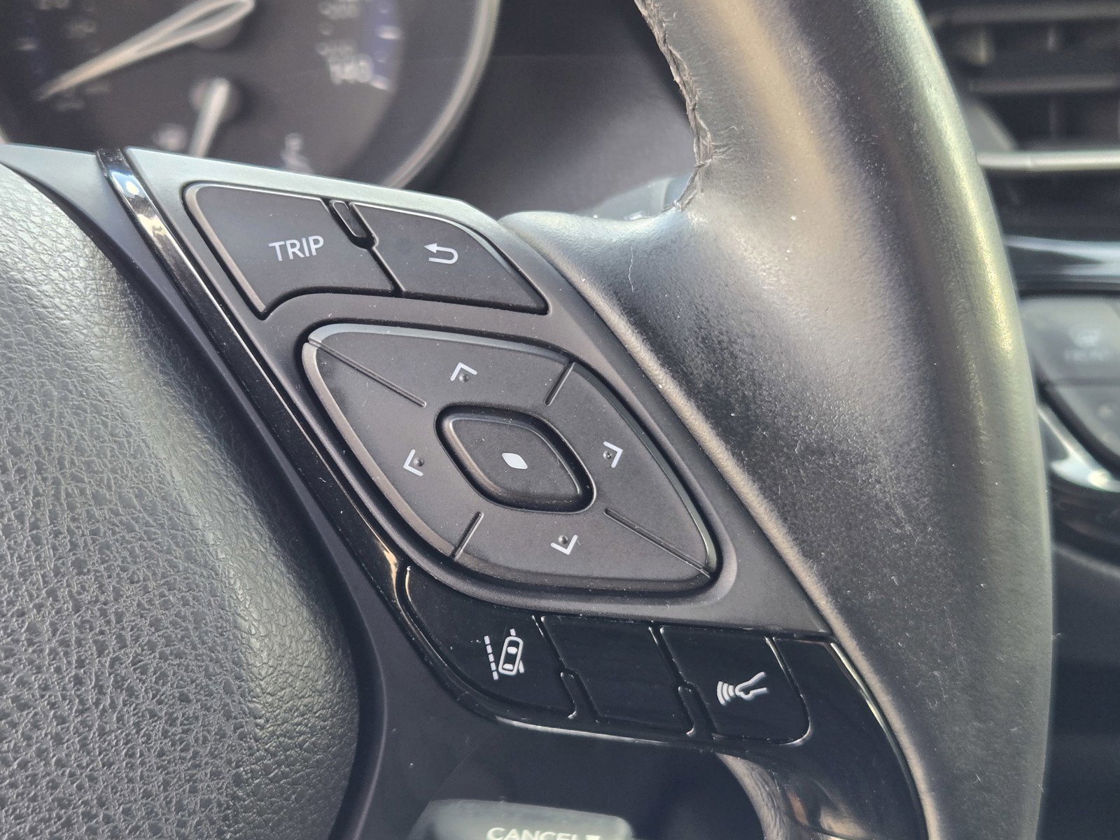 Used 2018 Toyota C-HR XLE FWD image 23