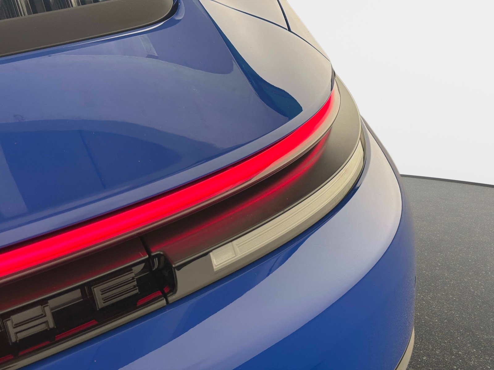 Used 2025 Porsche 911 Carrera RWD image 17
