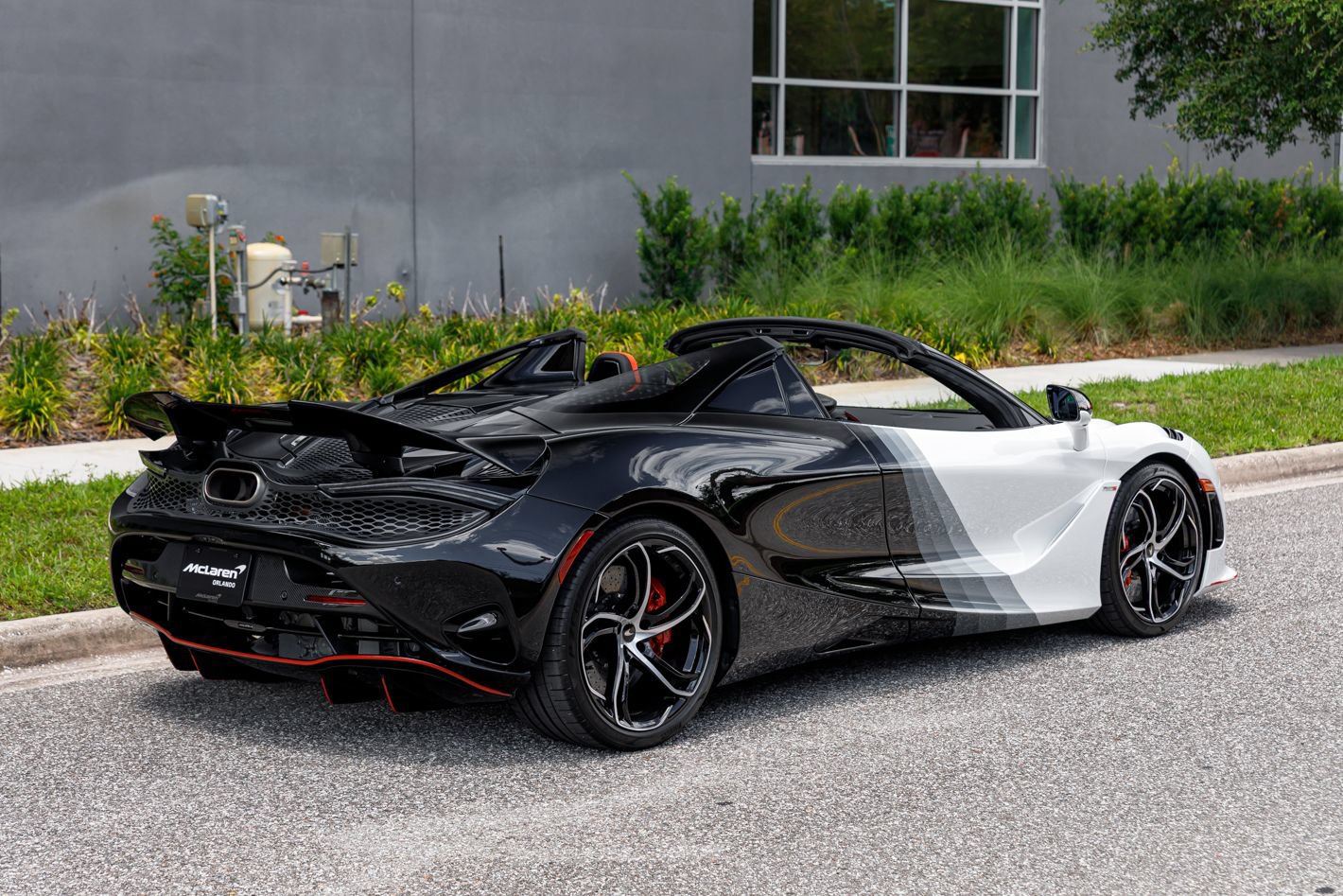 Used 2024 McLaren 750S Spider RWD image 10
