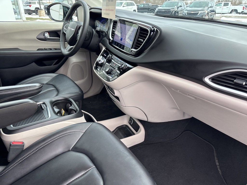 Used 2024 Chrysler Pacifica Touring-L image 29