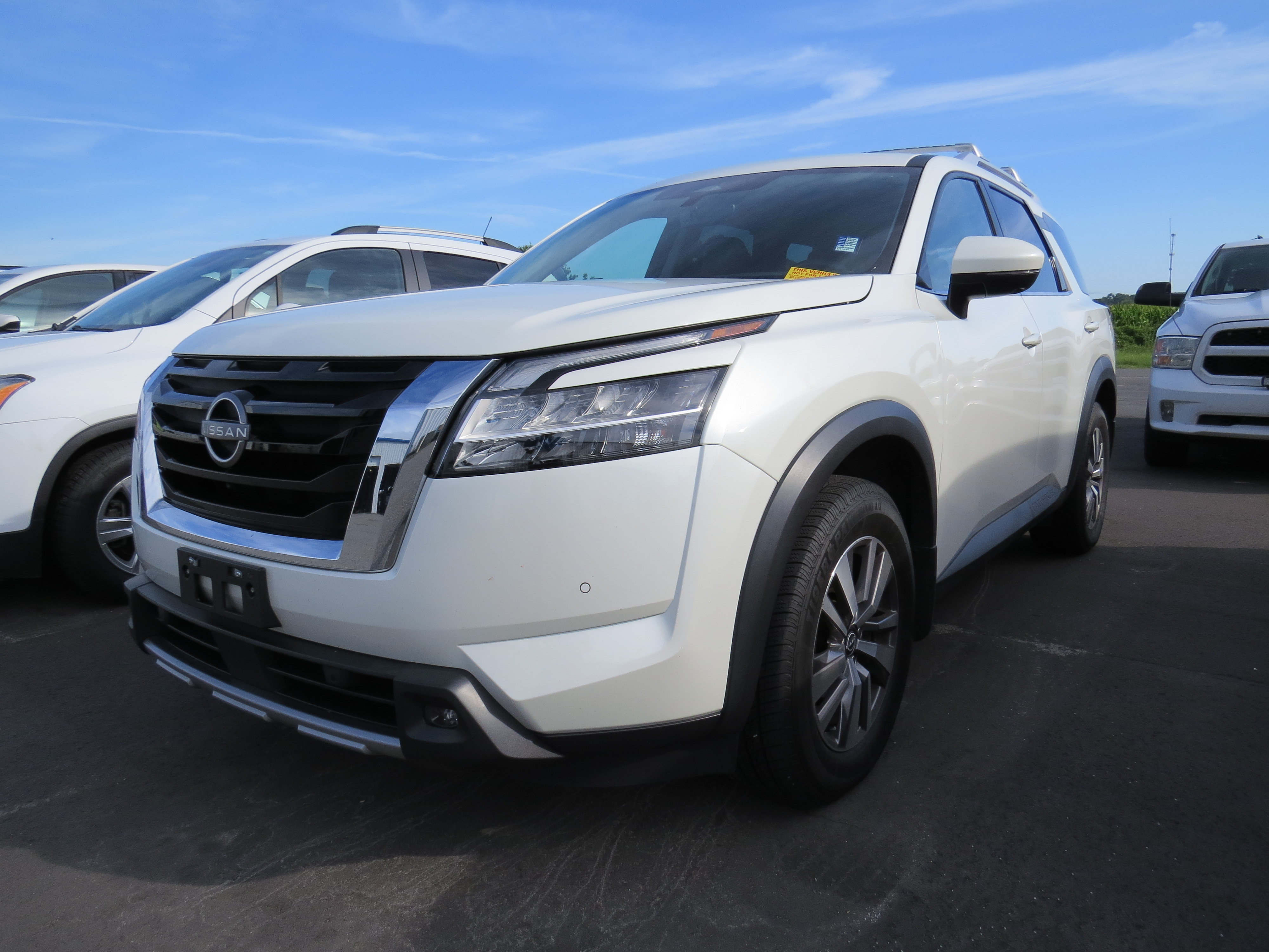 Used 2023 Nissan Pathfinder SL AWD/4WD image 3