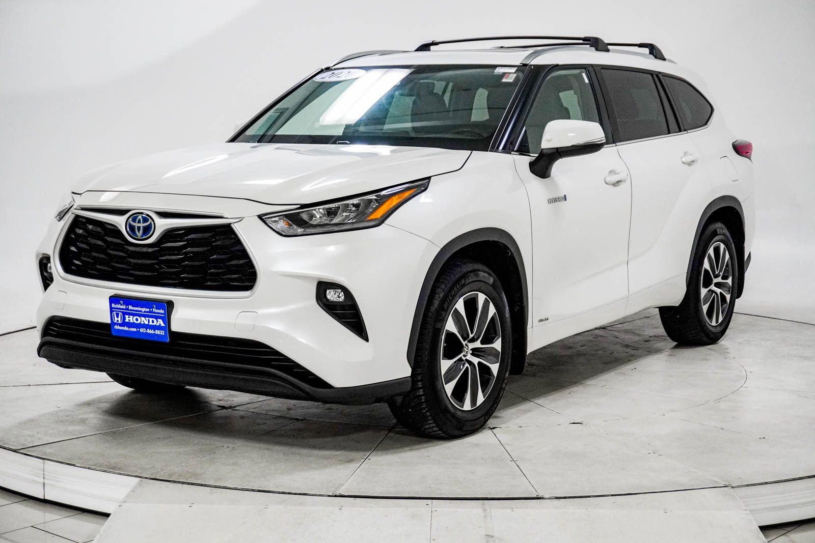 Used 2020 Toyota Highlander XLE image 3