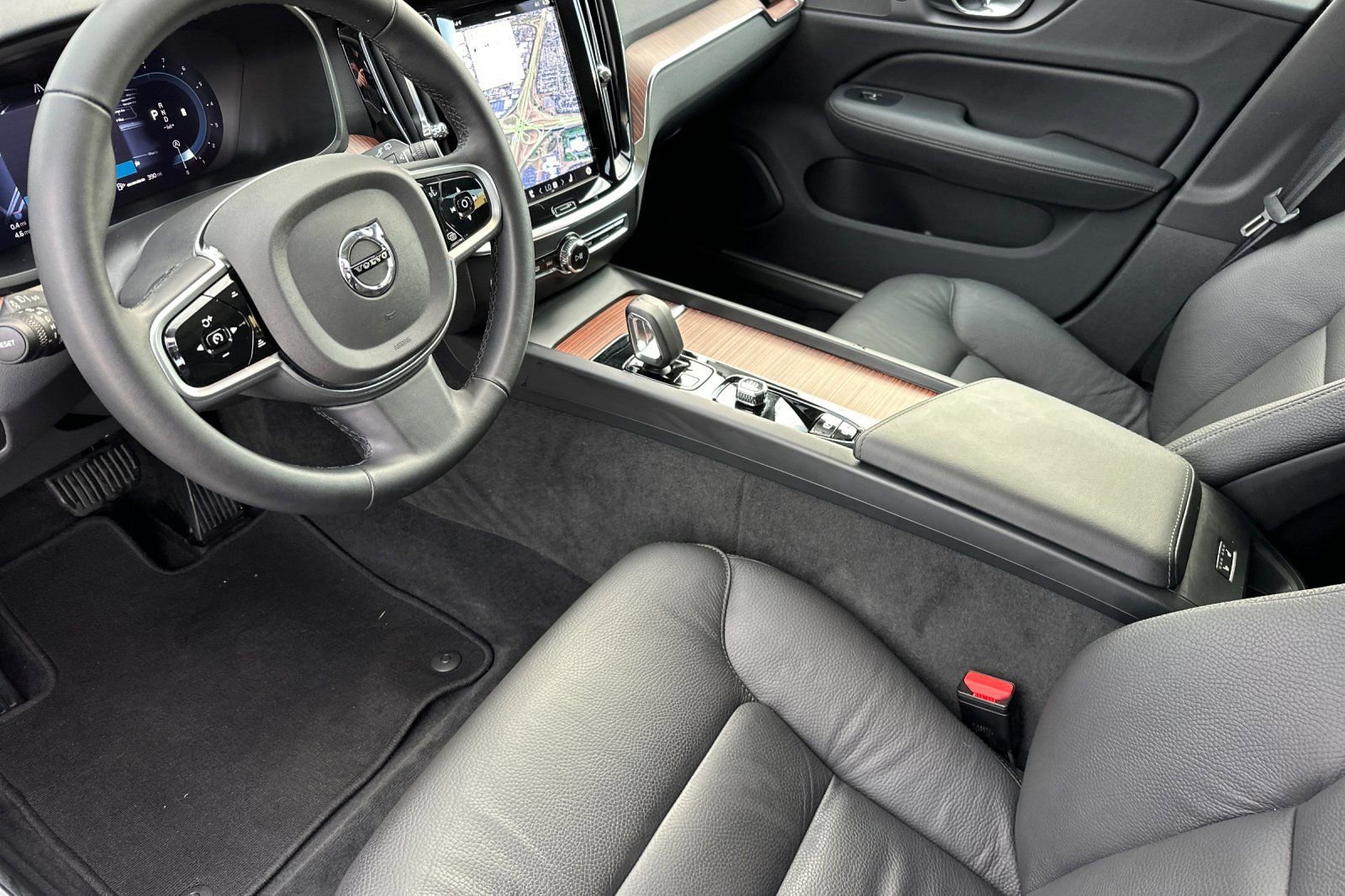 Used 2025 Volvo V60 B5 Cross Country Plus image 9