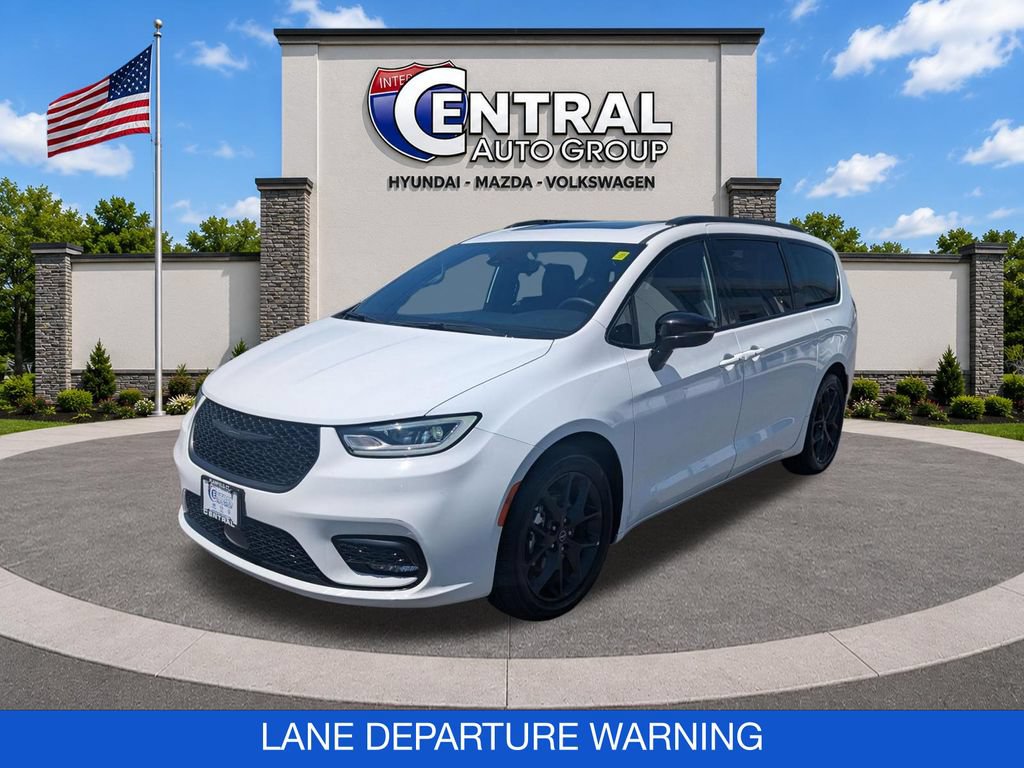 Used 2025 Chrysler Pacifica Limited FWD image 3
