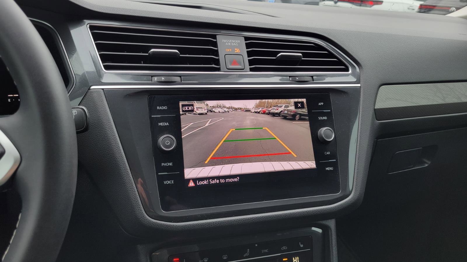 Used 2022 Volkswagen Tiguan SE w/ Panoramic Sunroof Package image 26