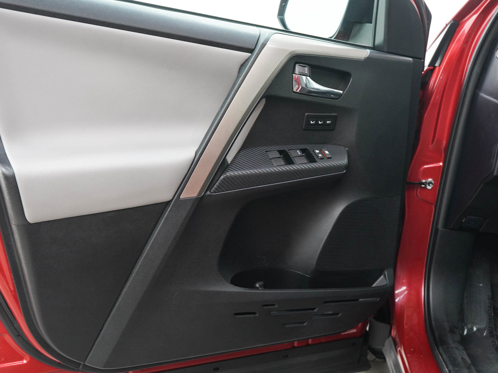 Used 2015 Toyota RAV4 Limited w/ Technology Package AWD/4WD image 19