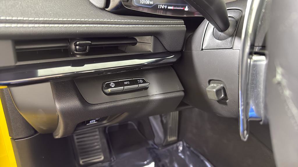 Used 2025 Chevrolet Corvette E-Ray w/ Stealth Interior Trim Package AWD/4WD image 22