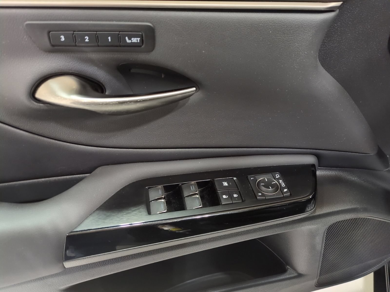Used 2023 Lexus ES 350 Ultra Luxury w/ Accessory Package (Z1) FWD image 18