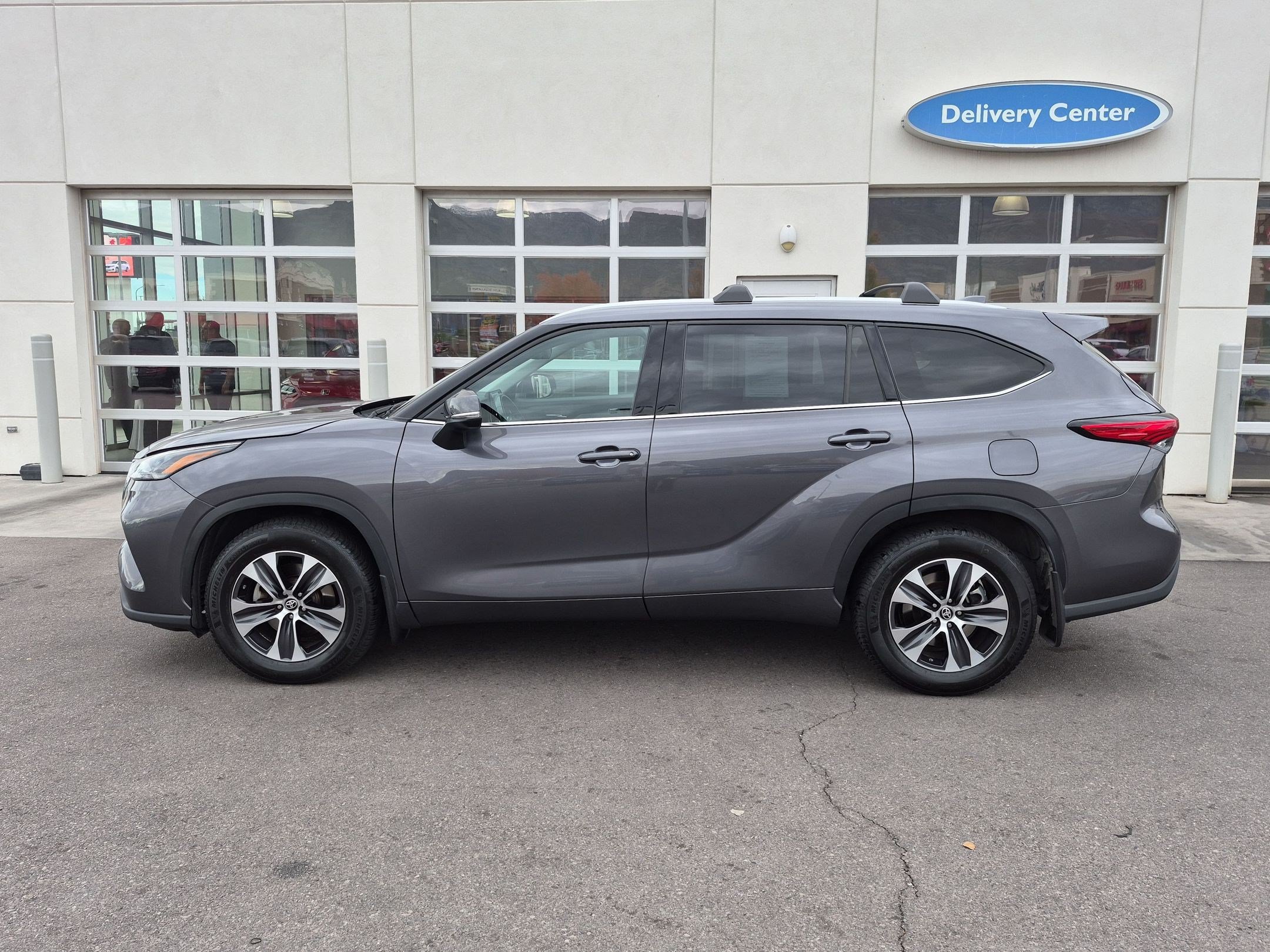 Used 2022 Toyota Highlander XLE AWD/4WD image 9