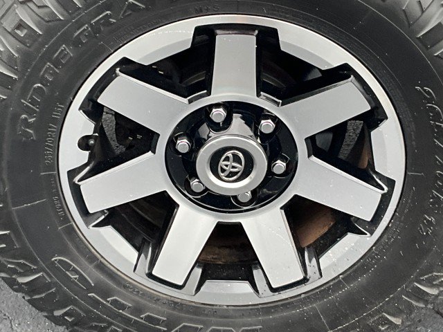 Used 2011 Toyota 4Runner SR5 w/ Premium Pkg w/Leather RWD image 9