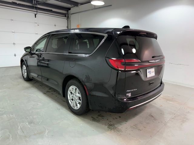 Used 2024 Chrysler Pacifica Touring-L image 5