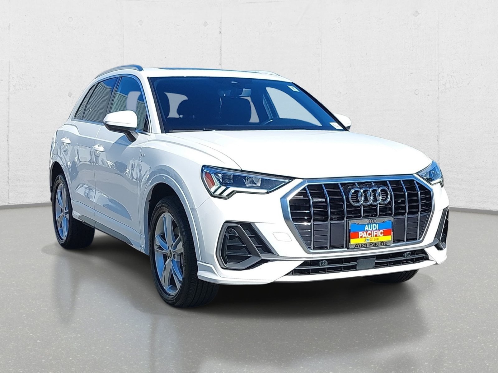 Used 2024 Audi Q3 2.0T Premium w/ Convenience Package AWD/4WD image 3