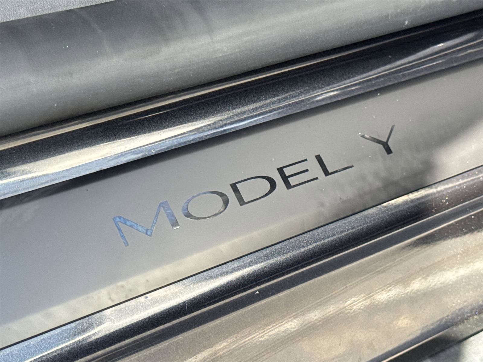 Used 2025 Tesla Model Y Long Range AWD/4WD image 19