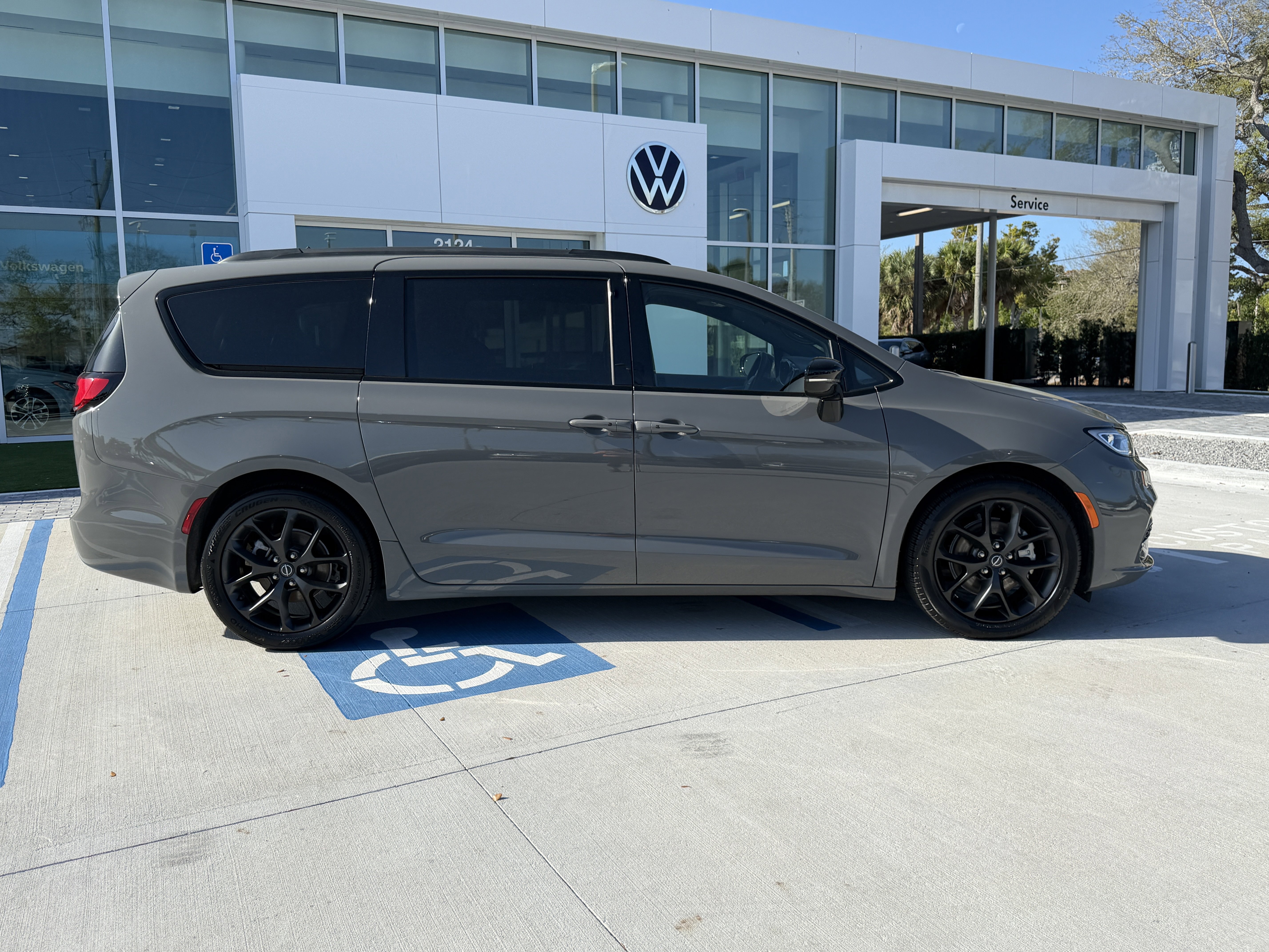Used 2025 Chrysler Pacifica Limited FWD video 2