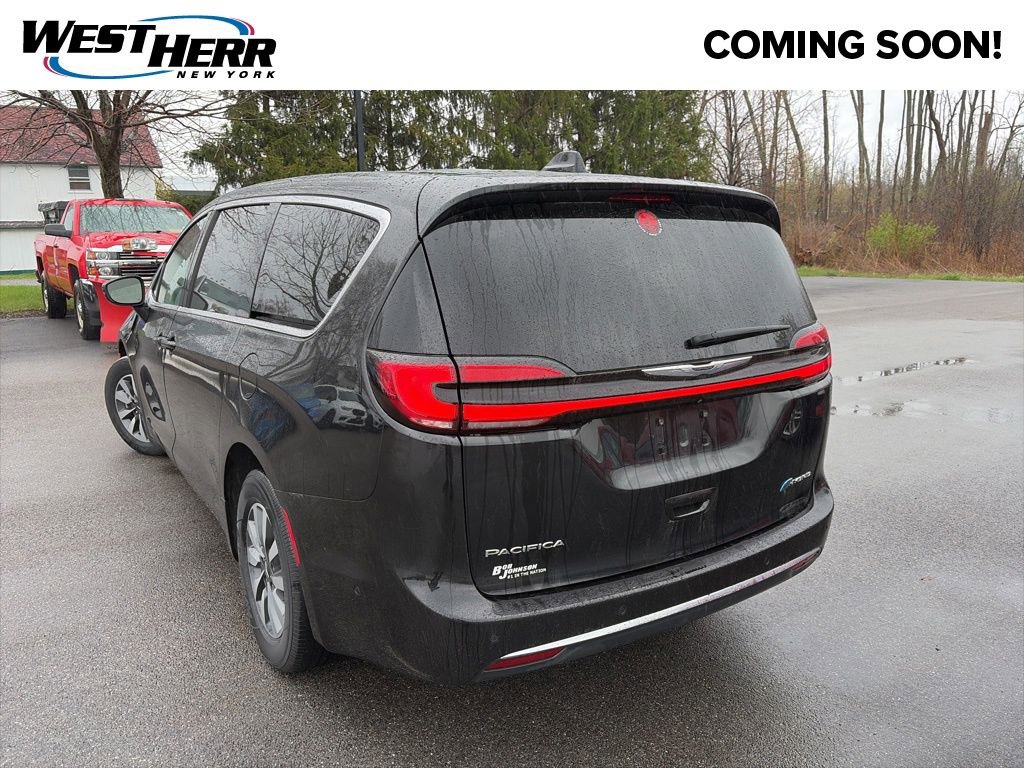 Used 2023 Chrysler Pacifica Touring-L w/ Uconnect Theater Family Group FWD image 3