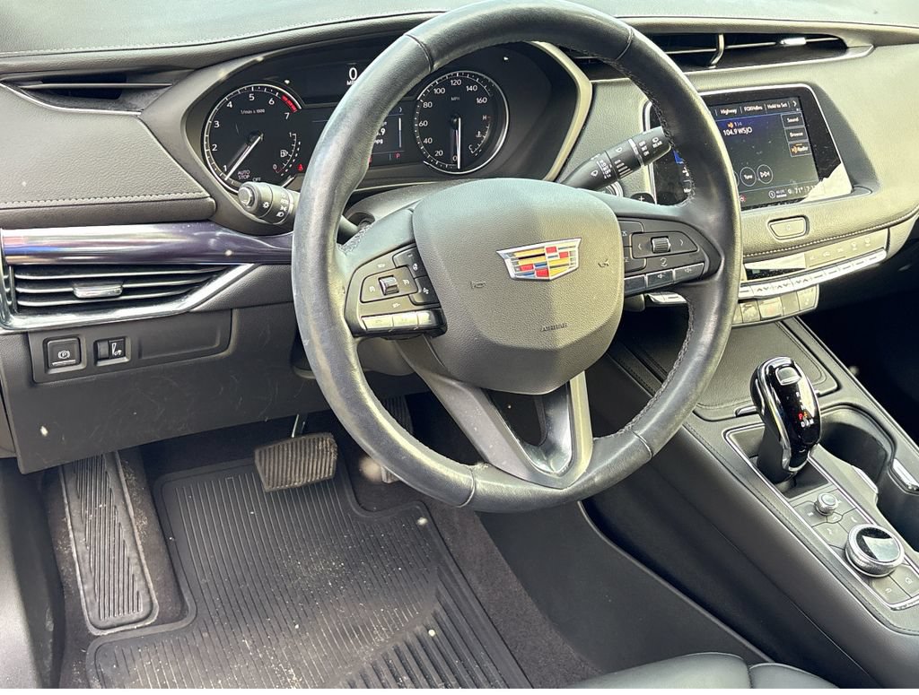 Used 2023 Cadillac XT4 Luxury w/ Cold Weather Package FWD image 9