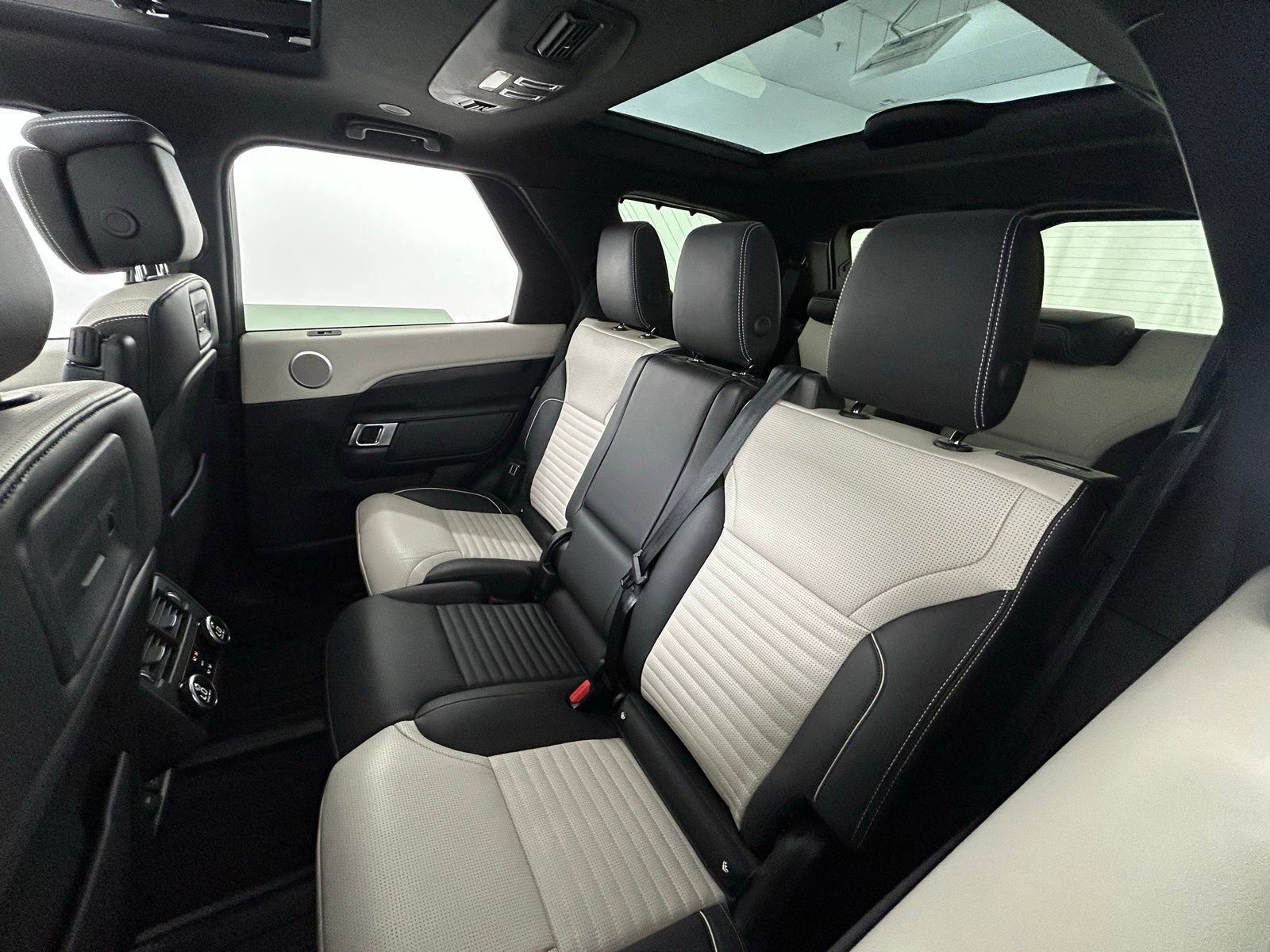 Used 2023 Land Rover Discovery HSE R-Dynamic image 33