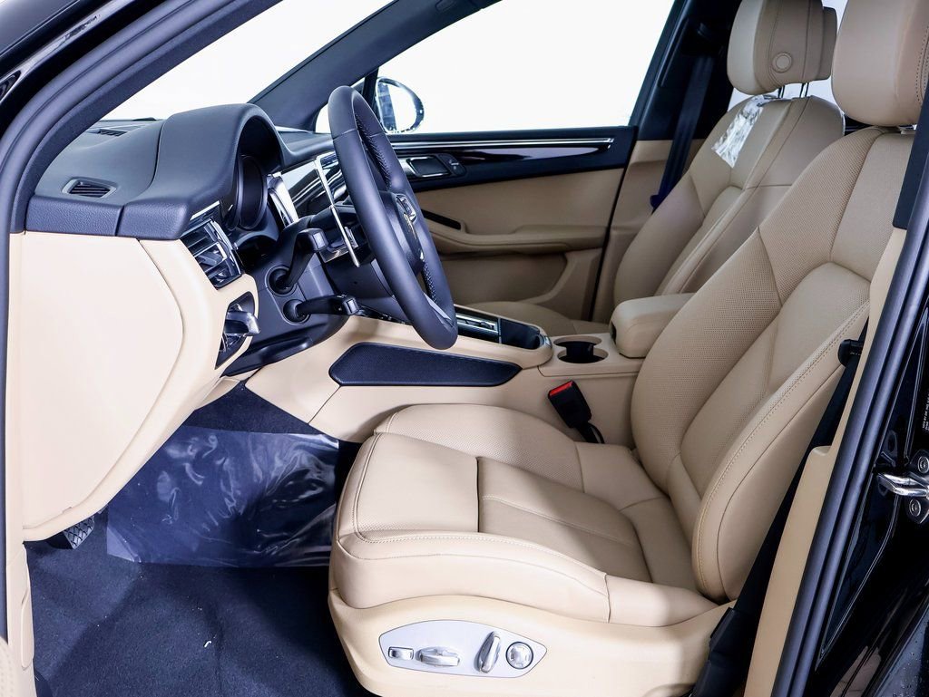 Certified 2025 Porsche Macan image 5