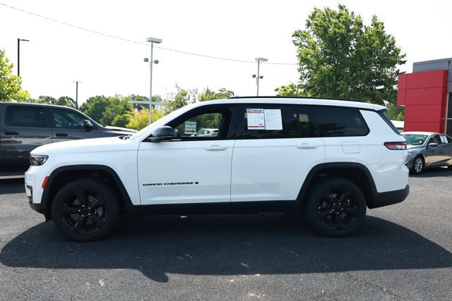 Used 2023 Jeep Grand Cherokee L Laredo RWD image 8