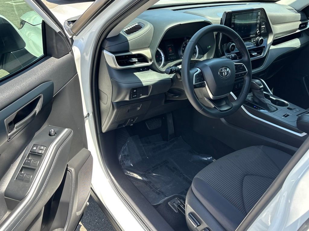 Used 2022 Toyota Highlander LE FWD image 9