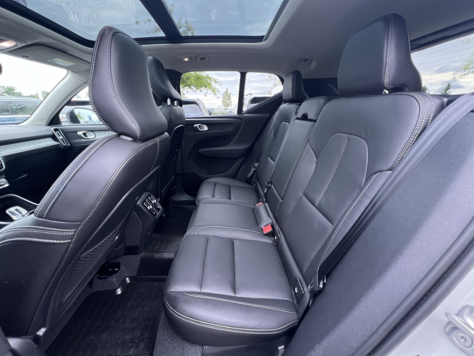 Certified 2024 Volvo XC40 B5 Plus w/ Climate Package AWD/4WD image 25