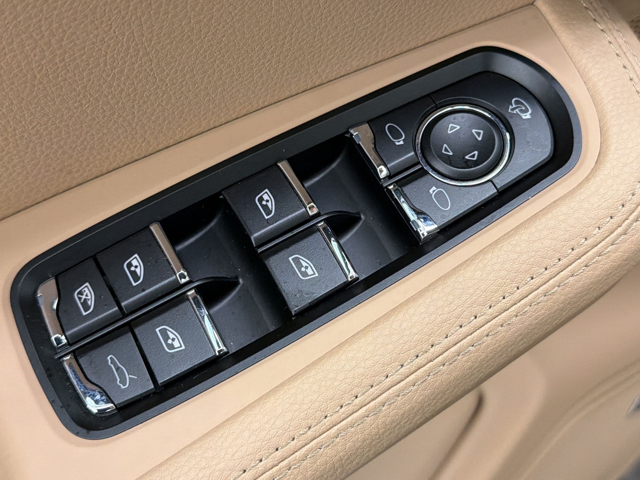 Used 2026 Porsche Macan AWD/4WD image 24