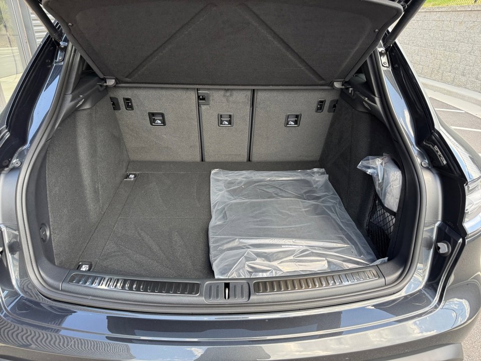 New 2026 Porsche Macan Turbo image 17