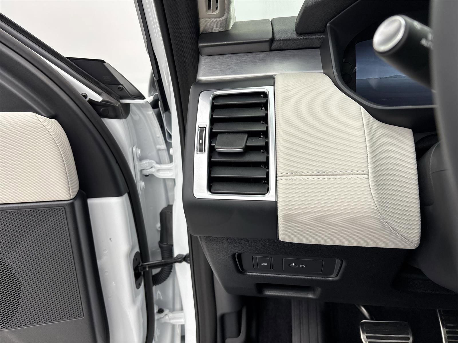 Used 2025 Land Rover Discovery Dynamic SE AWD/4WD image 31