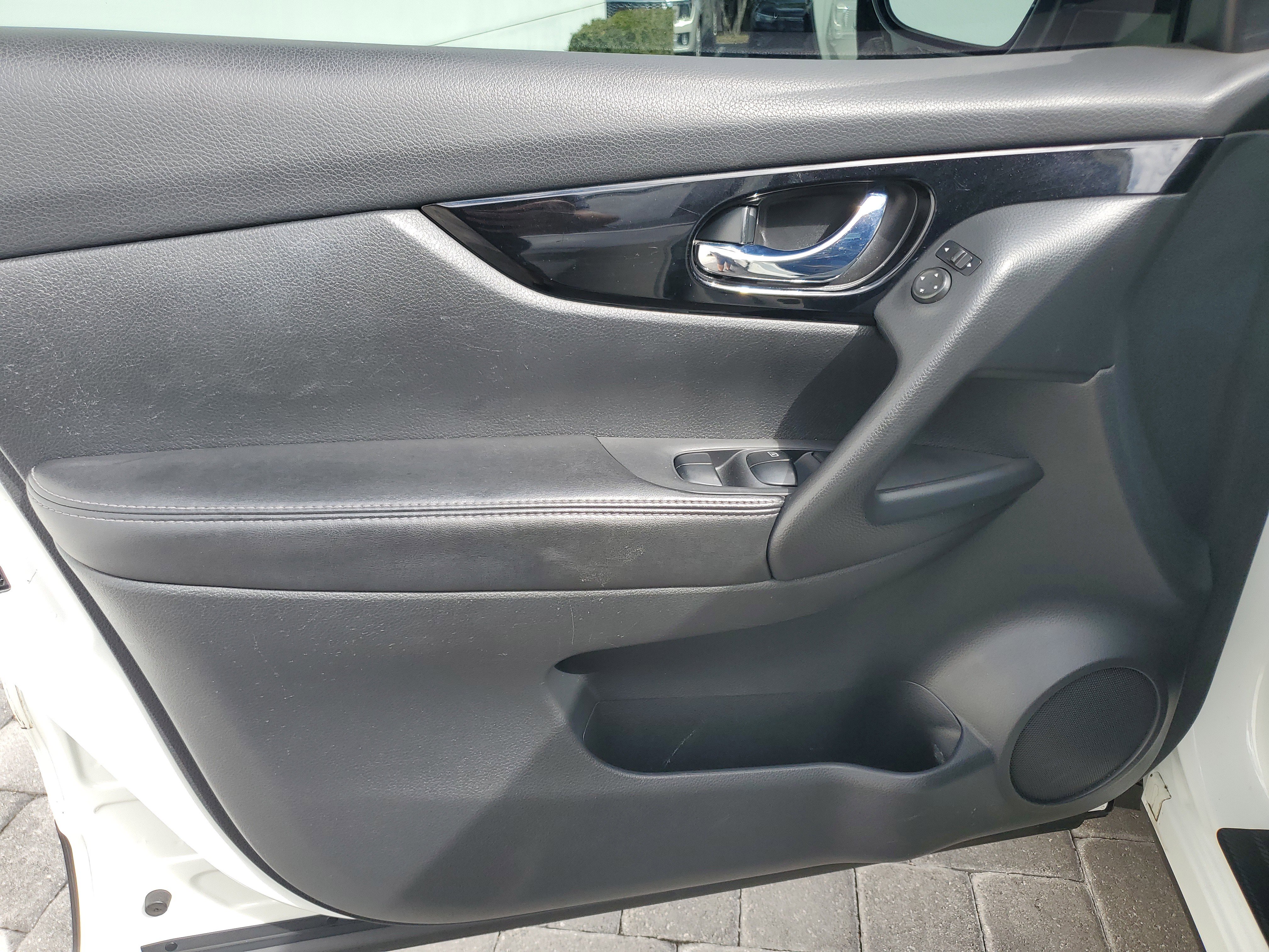 Used 2017 Nissan Rogue Sport SV w/ SV Premium Package image 15