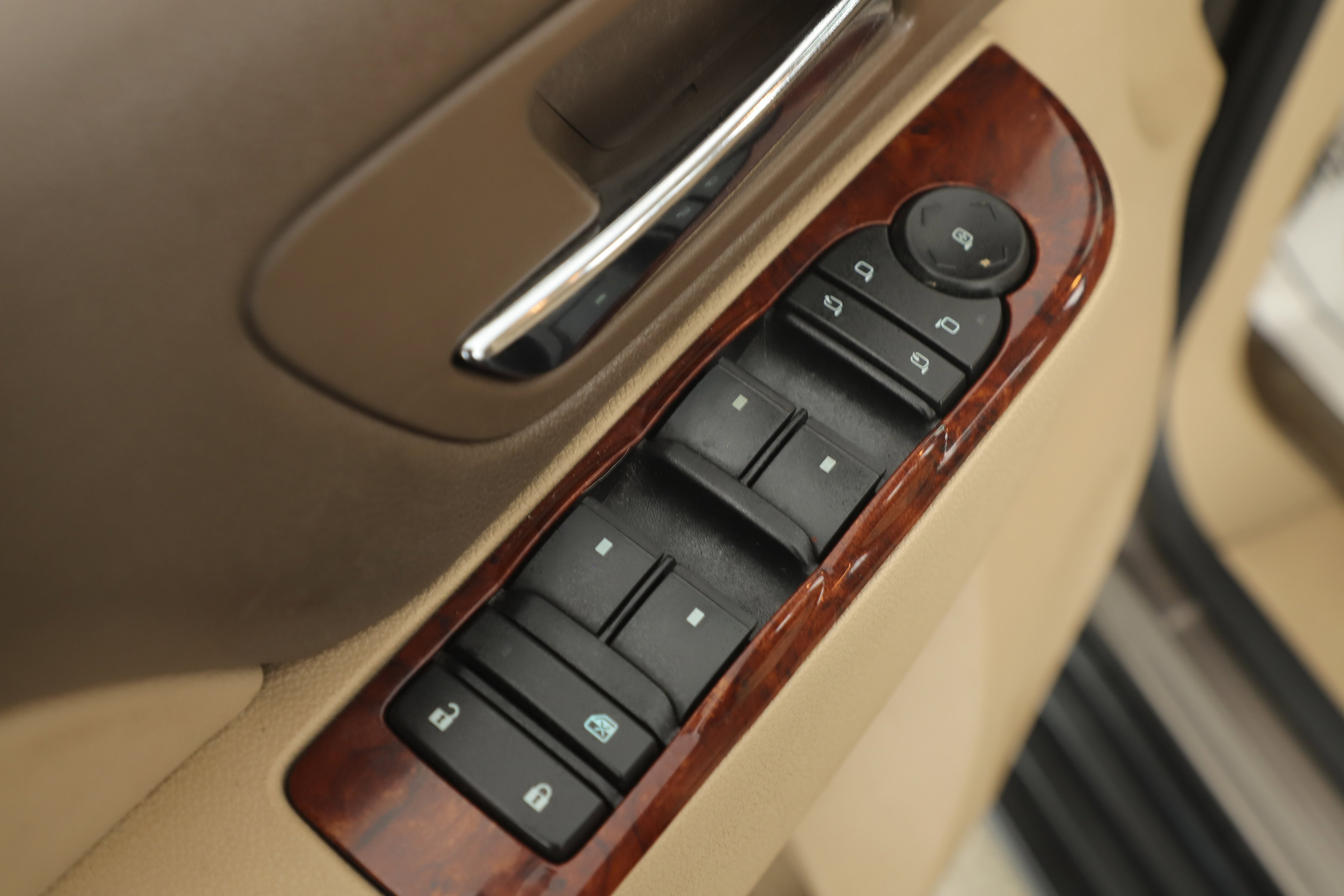 Used 2013 Chevrolet Suburban LTZ image 9