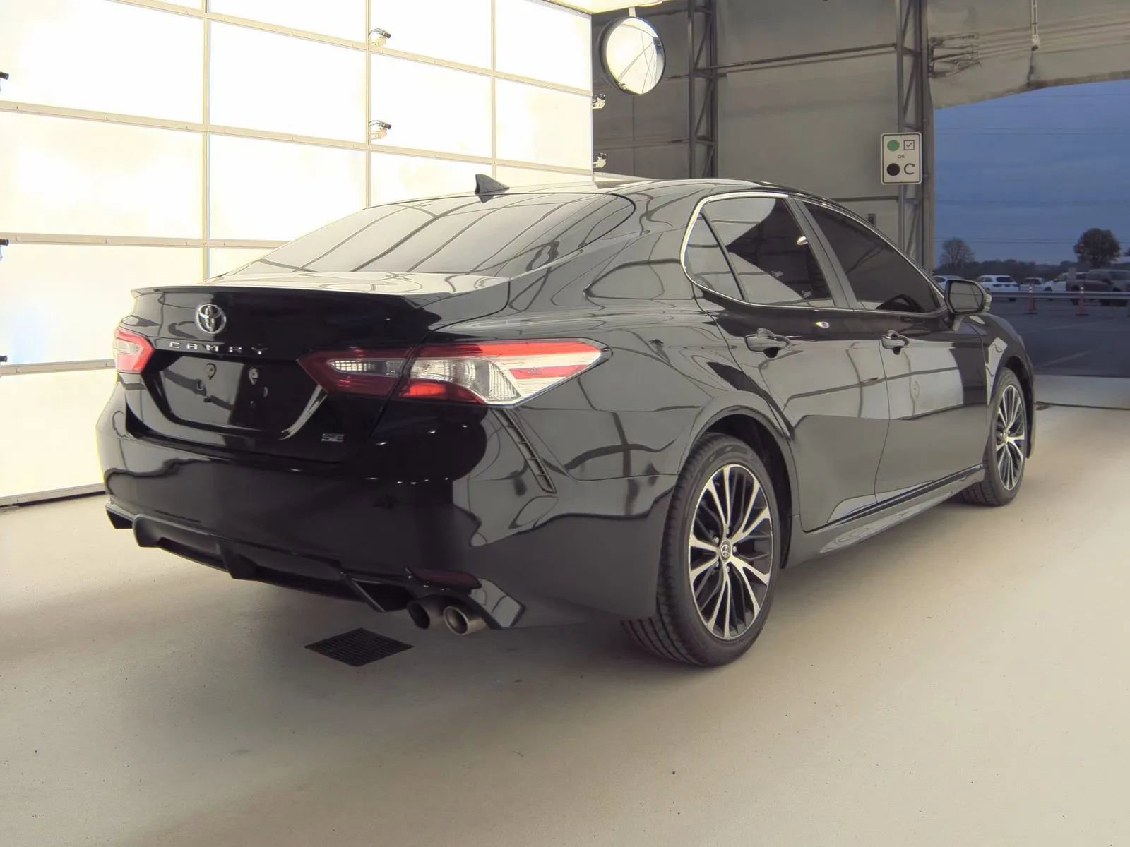 Used 2020 Toyota Camry SE FWD image 2