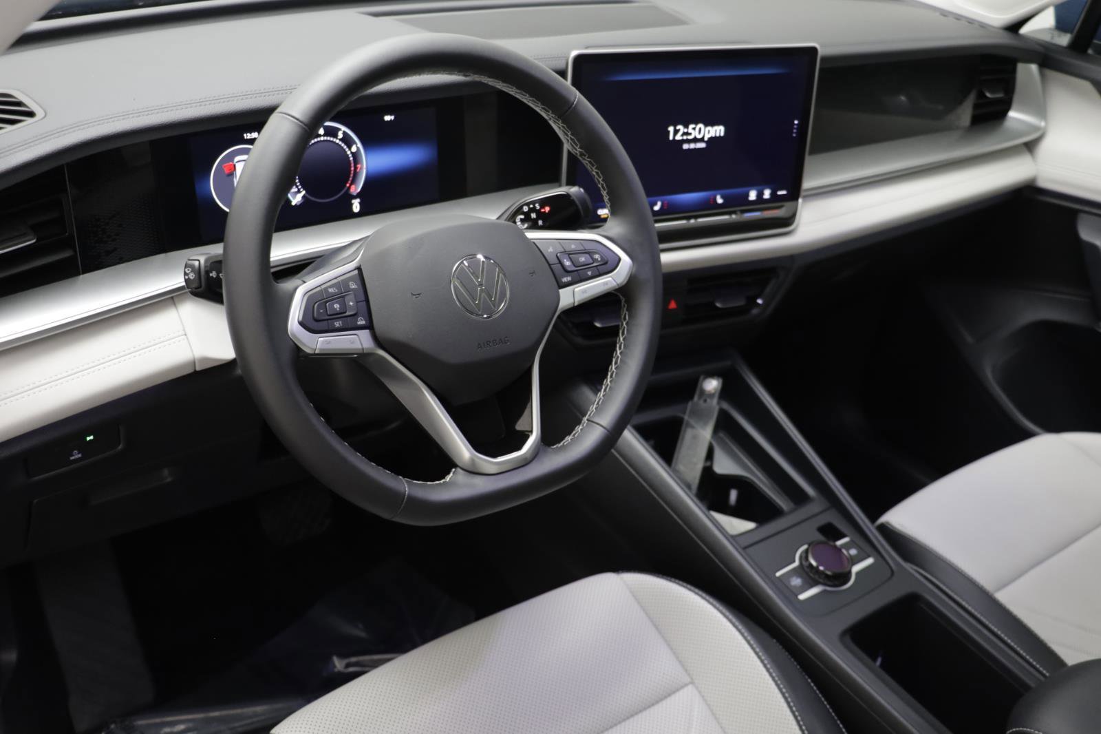 Used 2025 Volkswagen Tiguan SE w/ Panoramic Sunroof Package image 6