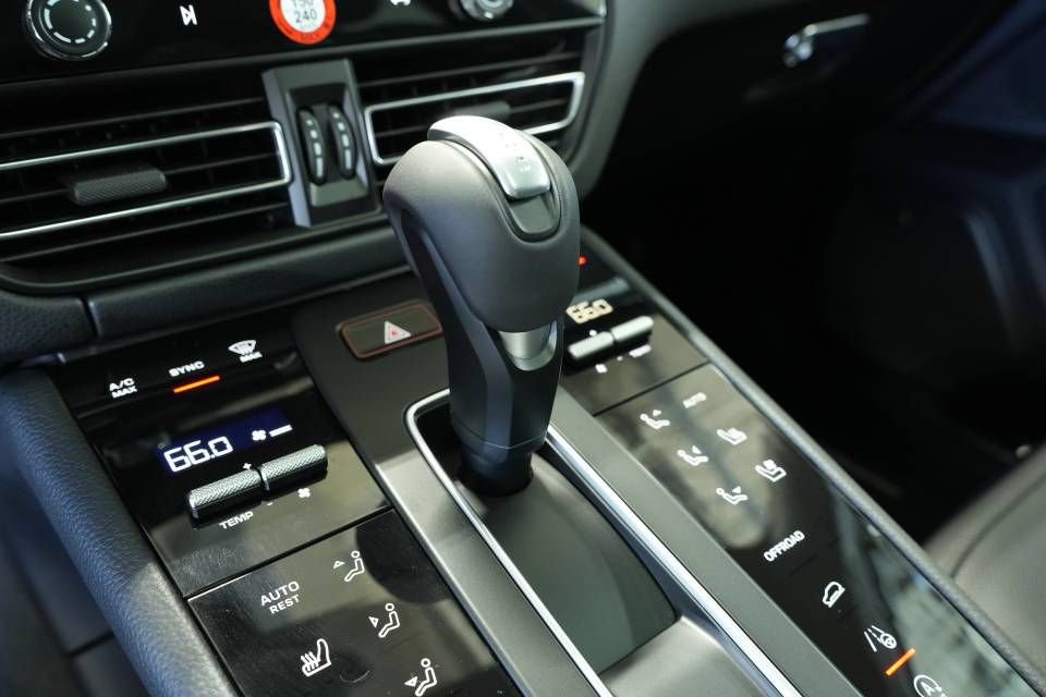 Certified 2025 Porsche Macan AWD/4WD image 24