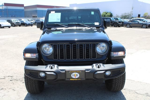 Used 2025 Jeep Gladiator Sport AWD/4WD image 2