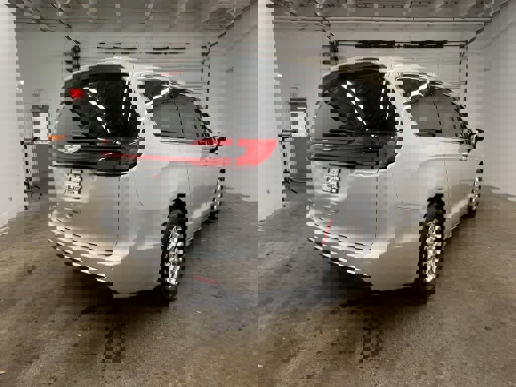 Used 2024 Chrysler Pacifica Touring-L image 6