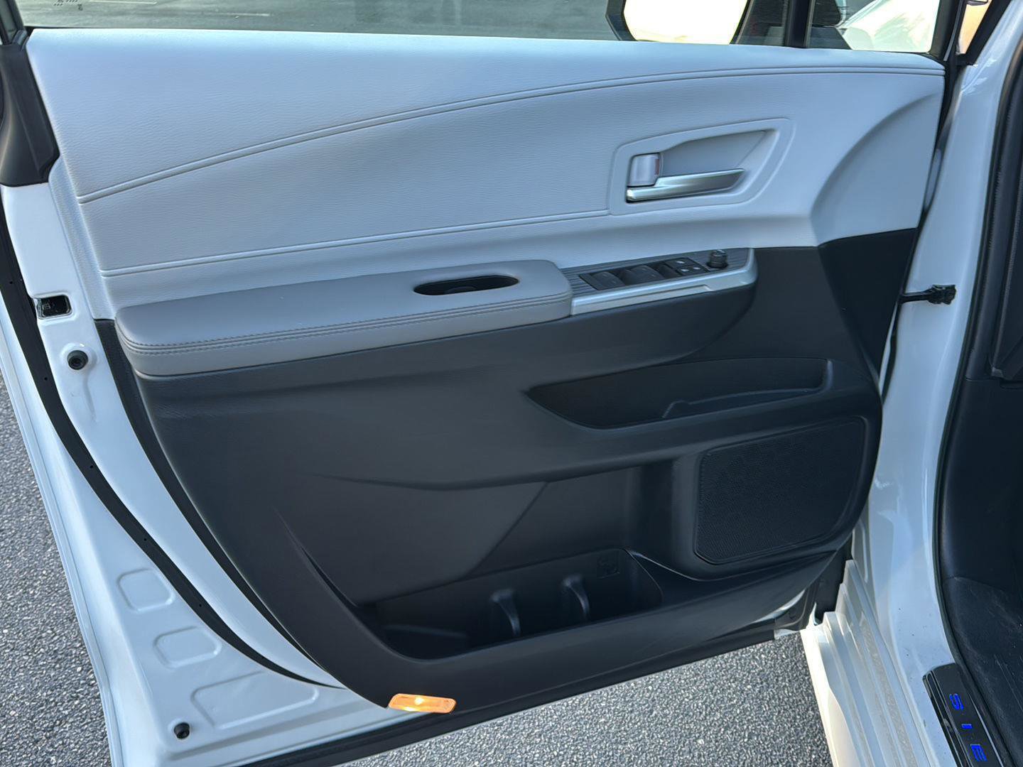 Used 2025 Toyota Sienna XLE w/ XLE Plus Package FWD image 13