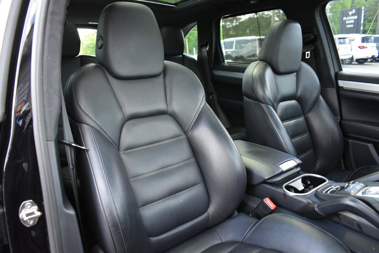 Used 2015 Porsche Cayenne Turbo AWD/4WD image 32